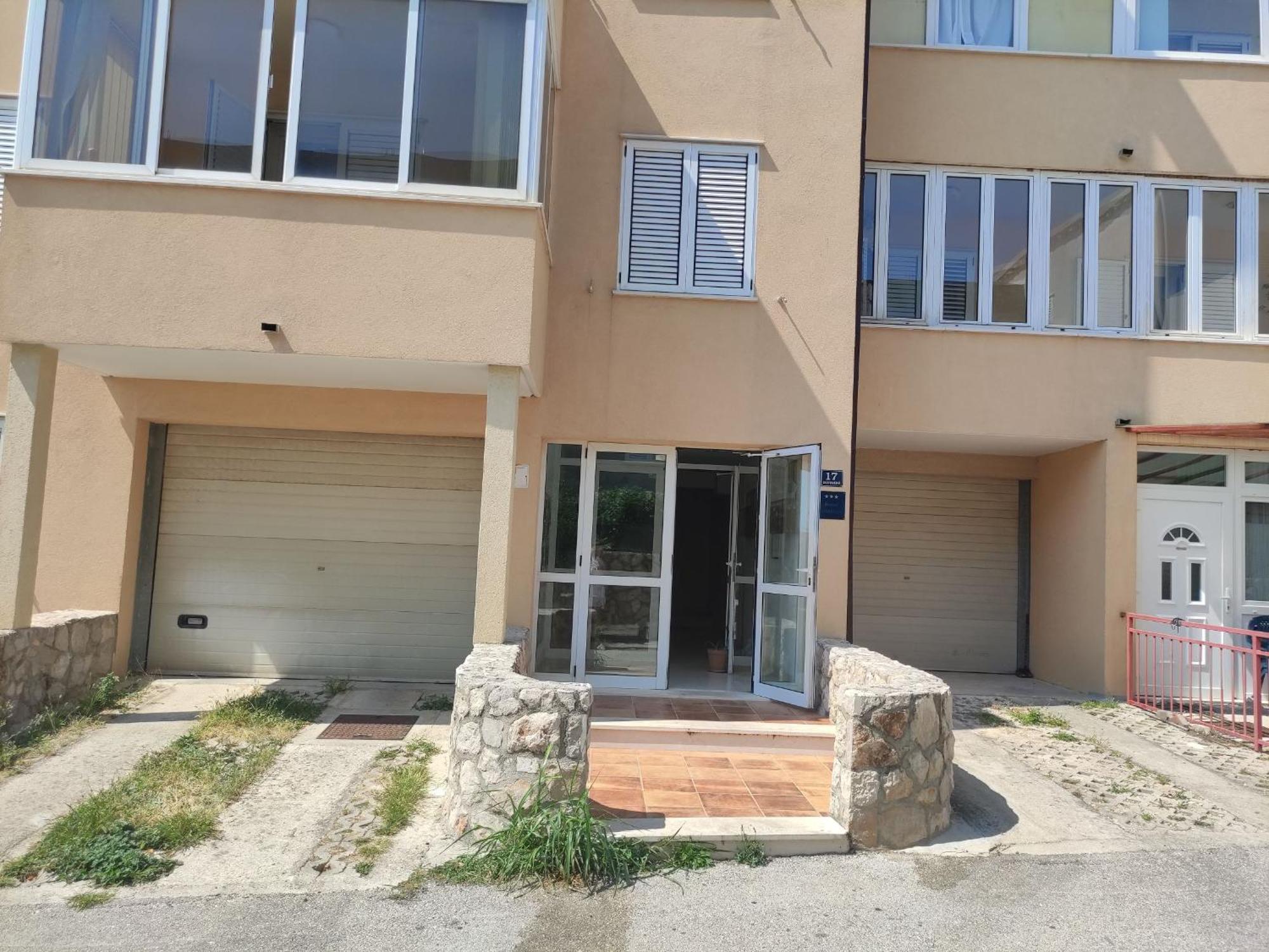 Apartment Malena 2+2 *